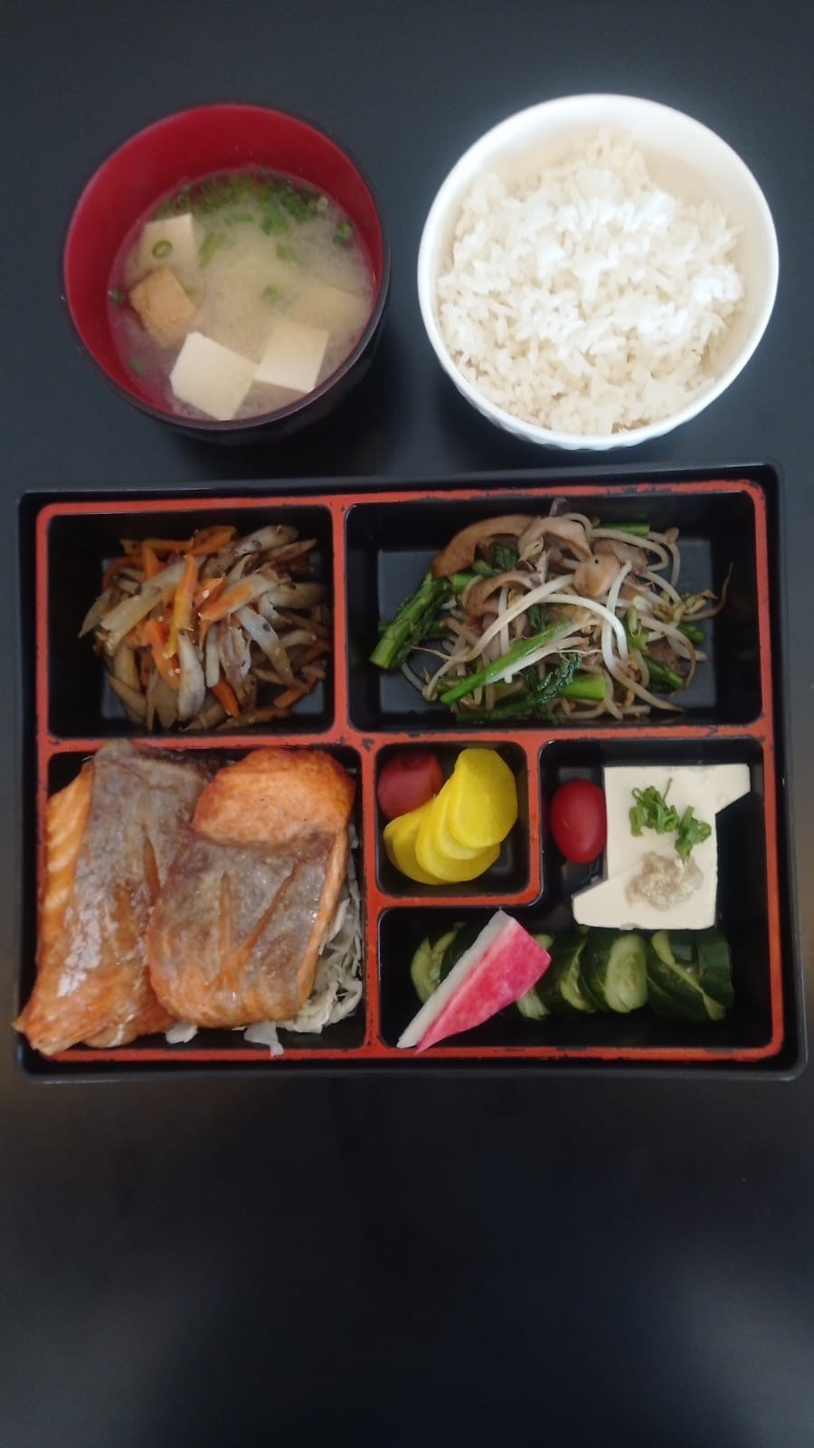 Teishoku de Salmão - de R$ 112 por R$ 84