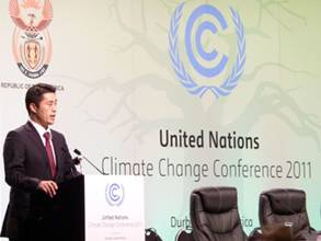 COP17閣僚級会合でステートメントを行う細野環境大臣 