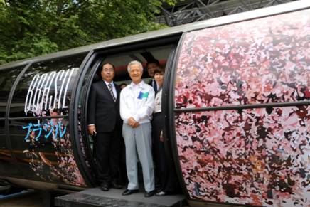 クリチバ市の有名なバス停「チューブ」を視察する石見市長一行