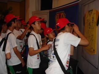 日伯両代表選手のサイン入りユニフォーム等を写真撮影する選手たち