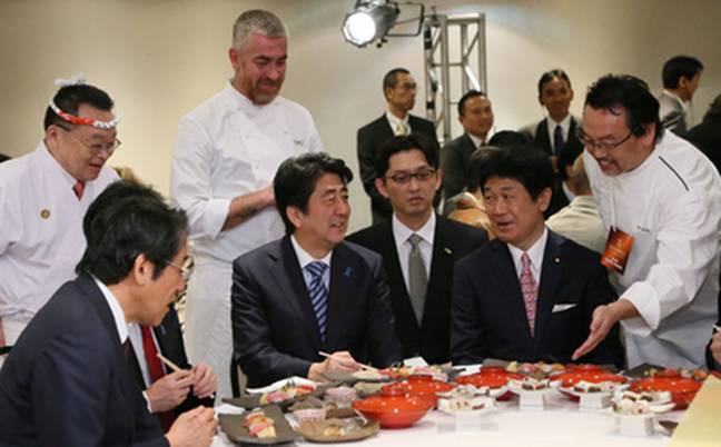 試食する安倍総理